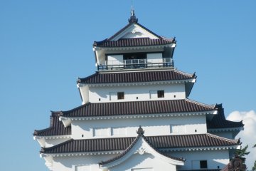 <p>Pour une somme modique, vous pouvez entrer dans le ch&acirc;teau et profiter du mus&eacute;e &agrave; l'int&eacute;rieur, et, mieux encore, &agrave; pied de la v&eacute;randa sup&eacute;rieure et obtenir une vue spectaculaire sur le village des samoura&iuml;s environnant</p>