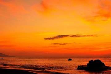 <p>Sky and the sea are turning red by the second...the sun will rise soon</p>