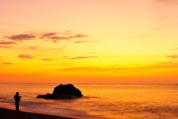 <p>Koijiga-hama Beach was surprisingly crowded with people enjoying fishing</p>