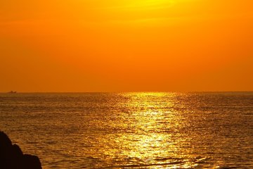<p>From offshore to the beach, a golden road materialized</p>