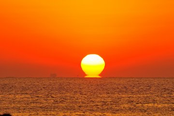 <p>Perfect round-shaped sun rose up from the horizon</p>