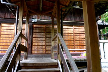 <p>Wooden sliding doors</p>