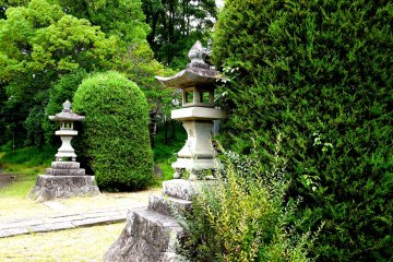 <p>Stone lanterns</p>