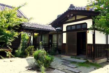 <p>A covered walkway between buildings would be preferable to the rough paving stones when it rains</p>