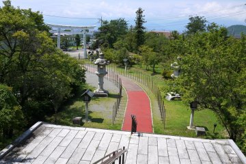 <p>Path from the torii at the entrance</p>