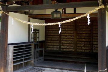 <p>Unusual grain in the wood of the sliding doors</p>