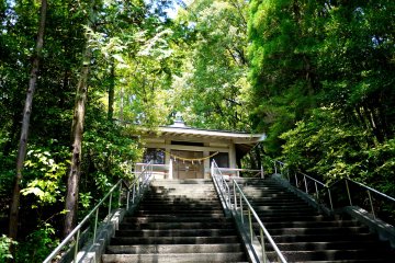<p>One side to ascend and the other to descend ...keep left? &nbsp;</p>