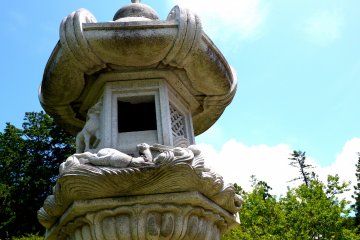 <p>The stone lanterns were much taller than I am.</p>