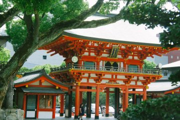<p>Gapura/gerbang masuk dari Kuil Ikuta.</p>