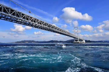 <p>The Naruto Whirlpool cruise ship stops its engine near the great whirlpools and lets the current take the lead for the entertainment of its passengers</p>