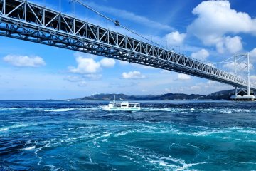 <p>The whole world is divided in two colors, blue sky and blue sea vs. white clouds and white sea splash...how refreshing</p>