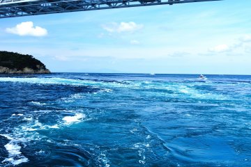 <p>There are drops on the water surface and the water falls like a small waterfall. This is a phenomenon that the whirlpool creates</p>