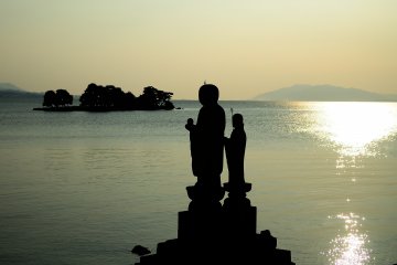 <p>La plus grande statue de <span class="st"><em>Jizō</em></span> sur la gauche est faite de pierre Kimachi et est appel&eacute;e "Sodeshi Jiz&ocirc;" et la plus petite est faite de pierre Mikage et est appel&eacute;e "Sekkai Jiz&ocirc;"</p>
