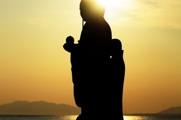 <p>Dans les temps anciens le large de l'&icirc;le Yomegashima &eacute;tait rude, et les navires &eacute;taient souvent d&eacute;truits. D'apr&egrave;s les locaux, ces statues de Jiz&ocirc; furent construites pour prier l'&acirc;me des d&eacute;funts</p>
