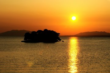 <p>Le c&eacute;l&egrave;bre coucher de soleil rouge et or sur l'&icirc;le Yomegashima</p>
