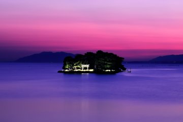 <p>30 minutes avant le coucher de soleil, autrement dit "l'heure bleue"</p>
