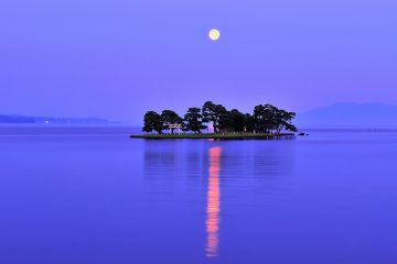 <p>L'&icirc;le Yomegashima sous le clair de lune</p>
