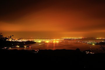 <p>Le mont Makuragi se situe au nord du lac Shinji. Depuis l&agrave;, vous pouvez apercevoir la totalit&eacute; de la ville de Sakaiminato, et selon la saison et le temps vous pouvez &eacute;galement admirer une mer de nuage</p>
