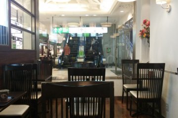 <p>If you value your privacy while you eat and drink, this cafe might not be the one for you!</p>