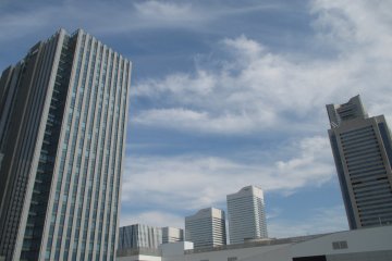Gedung pencakar langir di Yokohama yang bersebelahan dan pemandangan langit