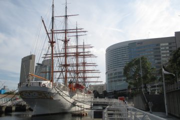 Nippon Maru adalah sebuah kapal yang dibuat pada tahun 1930 yang terdapat di area pertunjukan diletakkan di antara menara