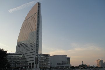 Penampakan InterContinental Yokohama Grand dilihat dari Minato Mirai 21 dan laut