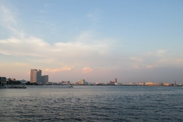 Penduduk setempat berkumpul di pelabuhan untuk menyaksikan matahari terbenam di Minato Mirai 21