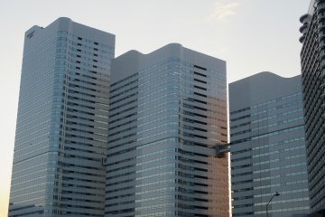 Gedung di Yokohama yang memancarkan warna langit