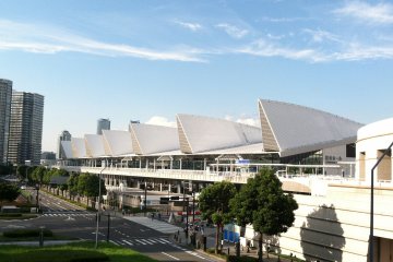 Desain Pacifico Exhibition Hall yang berdiri diantara menara Yokohama yang tinggi