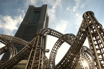 Lintasan roller coaster di depan menara