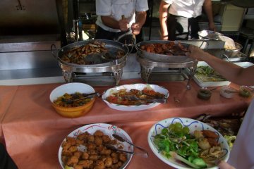<p>Wide selection of foods</p>