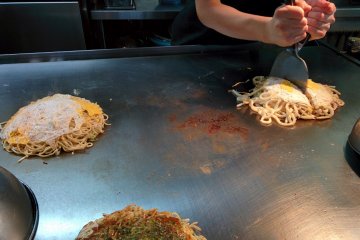 Pilihlah tempat duduk di depan meja tempat membuat okonomiyaki dan saksikanlah keajaibannya