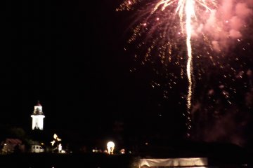 <p>Huge fireworks closed the 50th Ama Matsuri with brilliant colors and loud bangs.</p>