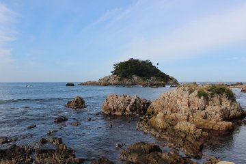 Pantai Takasu terdiri dari dua tipe pantai, pantai berpasir dan pantai berbatu. Yang ini adalah Gamejima - 'Game' berarti kura-kura, dan 'jima' berarti pulau. Tempat ini menyimpan legenda yang unik.