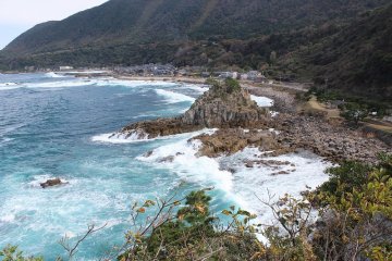 Pantai laut selatan di daerah Takasu. Dilihat dari puncak Hokoshima di Minami Sugo cho.