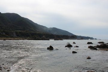 Anda mungkin membayangkan laut kasar dengan gelombang tinggi ketika mendengar laut Jepang. Padahal sebenarnya, banyak pula hari-hari yang tenang, kecuali musim dingin, seperti di foto ini
