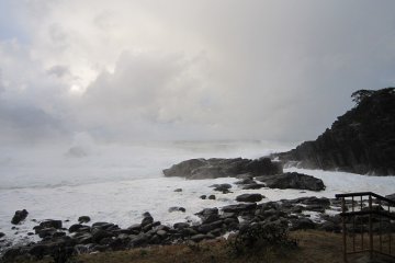 Laut di musim dingin. Gamejima berlokasi di ujungnya.
