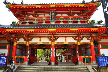 <p>Although the Sanmon (outer gate) of this temple is fashioned after the gate of Shishinden Hall at Kyoto Imperial Palace, most of it is made of steel and coated with red paint.</p>