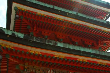 <p>The five-storied pagoda stands in the center of the temple grounds. The main hall and the pagoda stand on a straight line, which resembles the layout of the buildings at&nbsp;Shitenno-ji Temple in Osaka</p>