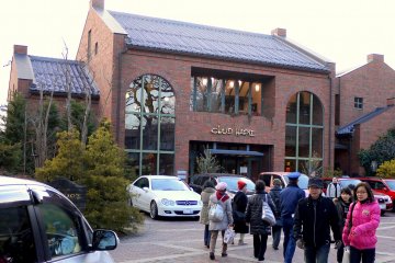 <p>If you drive to Omihachiman, there is a car park outside the cafe</p>