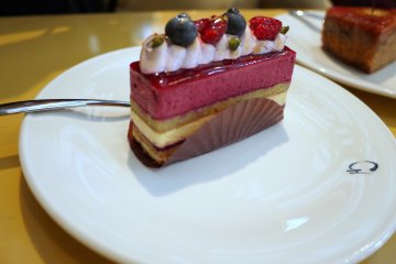 <p>Fabulous berry sponge cake</p>