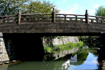 <p>Satu dari sekian banyak jembatan sepanjang kanal</p>