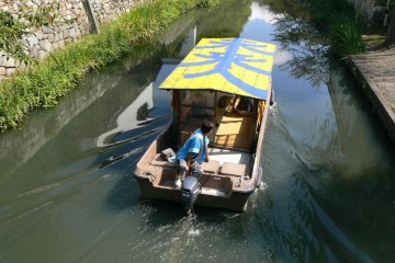 <p>Menaiki salah satu dari perahu untuk turis</p>