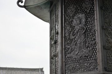 <p>Relief work of Bodhisattva&nbsp;on a big lantern​ in front of the Great Buddha Hall</p>