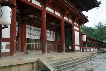 <p>A gate colored dark leading to the Great Buddha Hall</p>