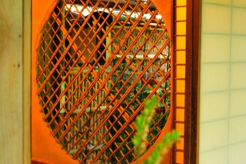 <p>'Yoshino-mado (Yoshino Window)' in a waiting room. It is also known as 'Window of Rainbow', named so as shadows reflected on this window are rainbow-colored</p>