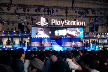 <p>Hideo Kojima&nbsp;demoing&nbsp;Metal Gear Solid V: The Phantom Pain on PS4</p>