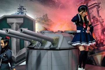 <p>Une grande partie de leur travail consiste &agrave; sourire et prendre la pose pour les photos...</p>