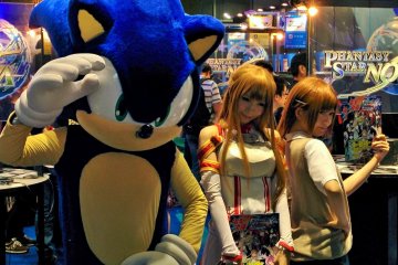 <p>M&ecirc;me Sonic le h&eacute;risson bleu, mascotte de Sega, prend la pose avec les babes du salon</p>
