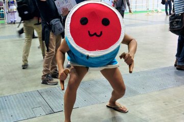 <p>Au d&eacute;tour des all&eacute;es, on peut croiser des cosplays plut&ocirc;t originaux. Ici, ce monsieur a fait le choix d'un costume de Don, personnage principal de la s&eacute;rie Taiko Drum Master, jeu de rythme tr&egrave;s populaire au Japon</p>